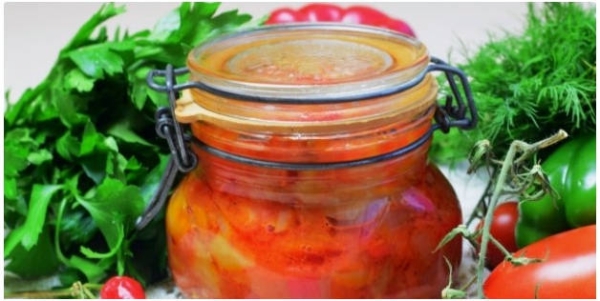 Салат из помидоров, перца, моркови и лука на зиму