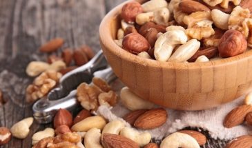 Диетолог Арзамасцев предложил пожилым людям есть больше орехов, чтобы поправить здоровье