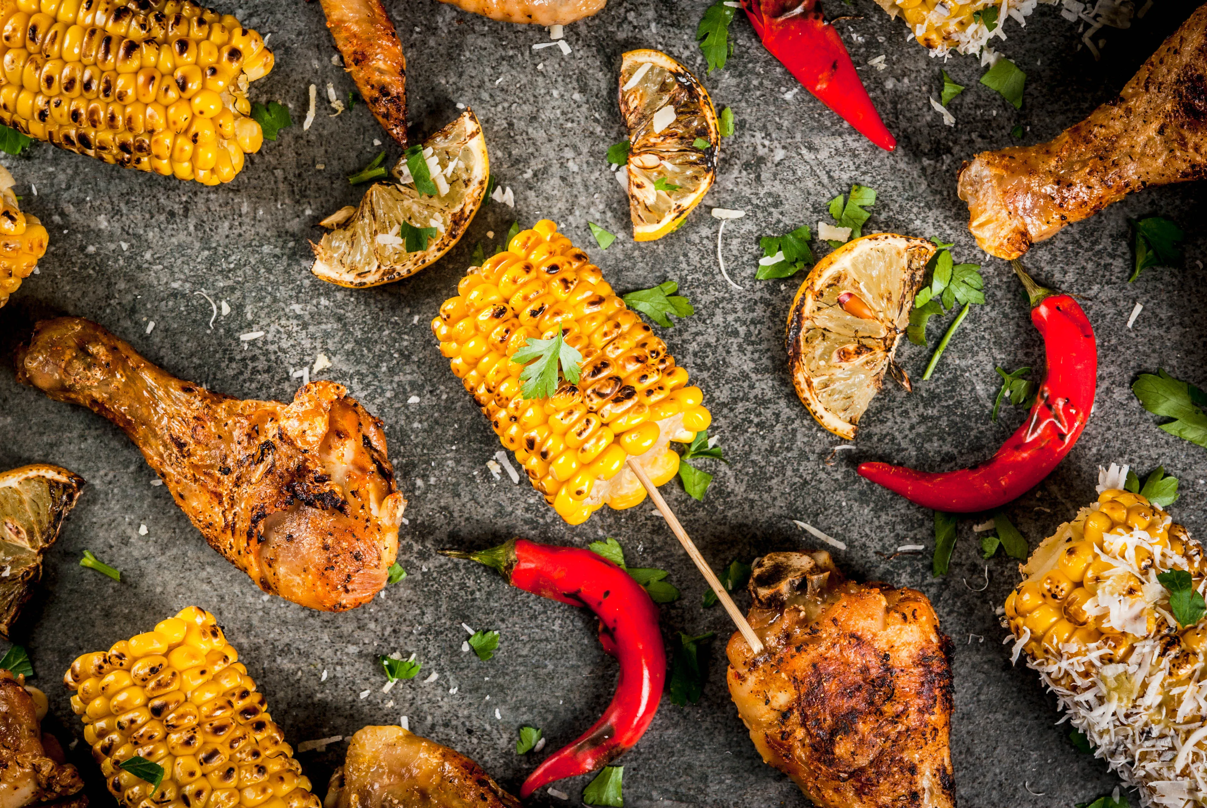 Попробуете раз – будете готовить всегда: особый рецепт куриных голеней с кукурузой