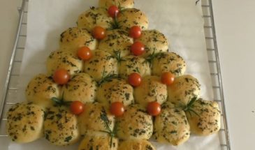 Пикантная рождественская елочка из булочек: вкусная выпечка вместо обычного хлеба