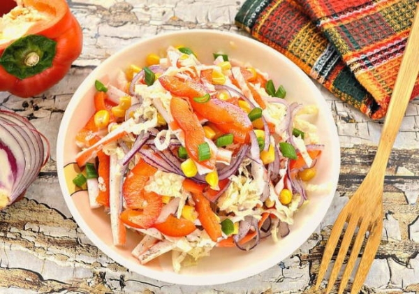Салат с крабовыми палочками и кукурузой классический