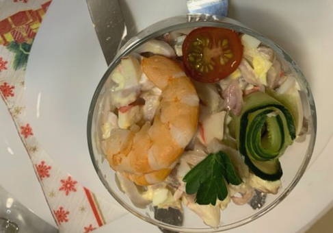 Салат с кальмарами и крабовыми палочками