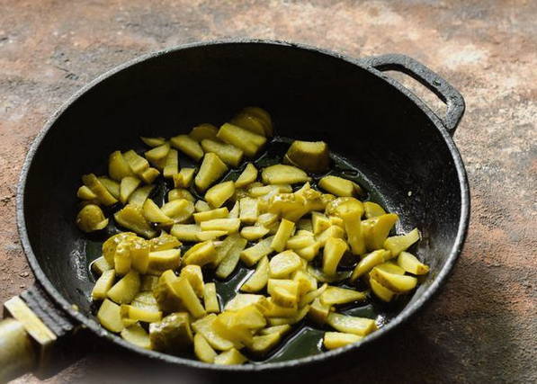 Солянка с колбасой, солеными огурцами и картошкой классическая