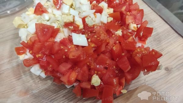 Рецепт: Салат с крабовыми палочками и помидорами - нежный, легкий и при этом очень сытный салат
