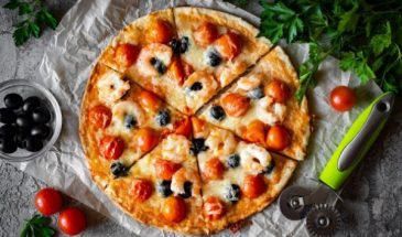 Домашняя пицца с креветками и сыром