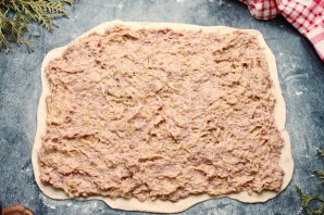 Дрожжевой пирог "Улитка" с мясным фаршем и картофелем