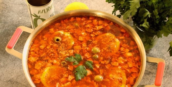 Солянка с колбасой, солеными огурцами и картошкой классическая