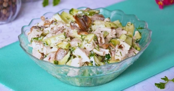 Яркий салат с жареной курицей и овощами