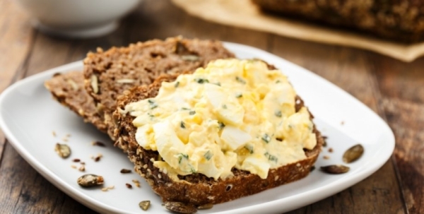 Вкусно со свежим хлебом: рецепт салата из яиц