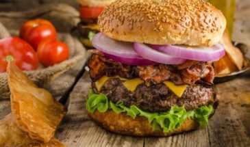 Ваш муж будет в восторге: готовим невероятный бургер с секретным ингредиентом