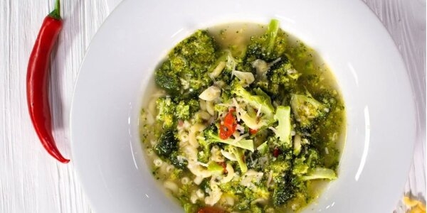 За 5 минут. Как приготовить быстрый овощной суп с брокколи и анчоусами