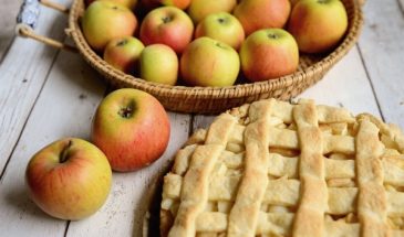 Как испечь пирог из четырех яблок и через 10 минут: простой рецепт выпечки к чаю