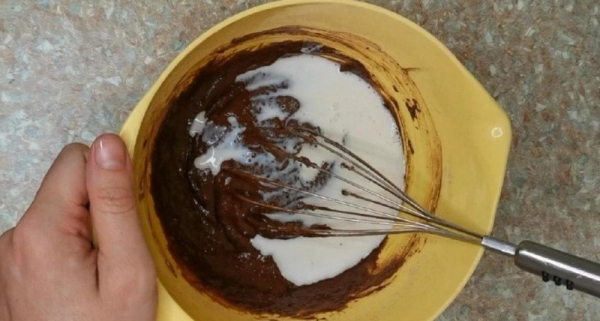 Шоколадный кекс на молоке