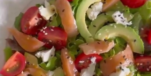 Салат с красной рыбой и авокадо: как приготовить вкусное и полезное блюдо