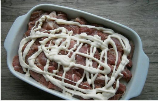Свинина по-французски с картофелем и сыром в духовке