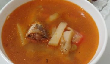 Рецепт: Томатный рыбный суп — С сайрой в томатном соусе и зеленым горошком, рыбное меню для поста.