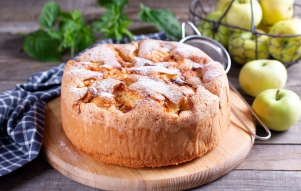 Сырная шарлотка с яблоками – настоящая осенняя выпечка на столе