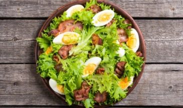 Секретная заправка превратит его в шедевр: готовим весенний салат с беконом