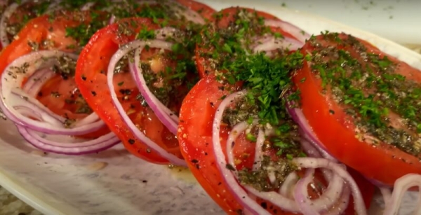 Делайте сразу 2 порции. Быстрый и вкусный салат из помидоров: весь секрет в маринадеБыстрый и вкусный салат из помидоров