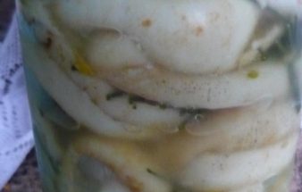 Рецепт: Салат с солеными грибами — Очень простой и вкусный! Быстро готовится, быстро съедается!