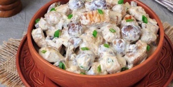 Свинина, тушеная с грибами в сметанном соусе: рецепт сытного блюда на ужин