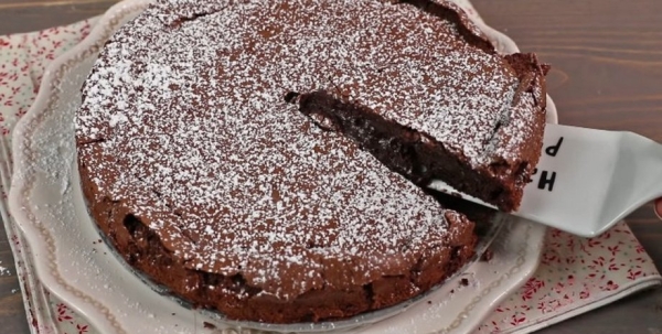 Особый рецепт торта из темного шоколада: без муки и дрожжей