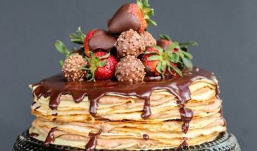 Блинный торт со вкусом шоколадного пломбира в виде розы
