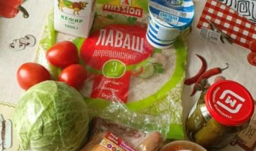 Рецепт: Шаурма с копченой курицей — с солеными огурцами и морковью по-корейски.