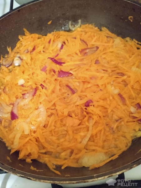Рецепт: Навага тушенная с овощами и сметаной - Вкусный рыбный ужин по бюджетной цене