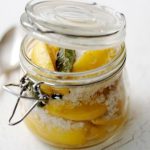 Вы захотите всегда иметь это в холодильнике: как легко законсервировать лимоны