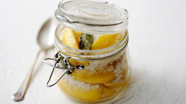 Вы захотите всегда иметь это в холодильнике: как легко законсервировать лимоны
