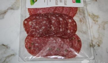 Рецепт: Колбасный рулет — со сливочным сыром и корнишонами