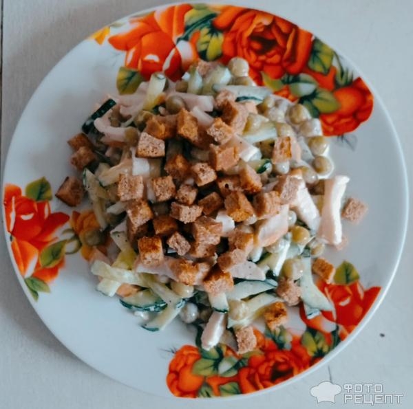 Рецепт: Салат со свежими огурцами, зеленым горошком и куриным филе — с сухариками