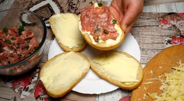 Горячие бутерброды с фаршем и сыром