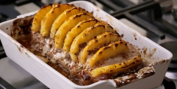 Запеченная свинина с ананасами: рецепт праздничного блюда