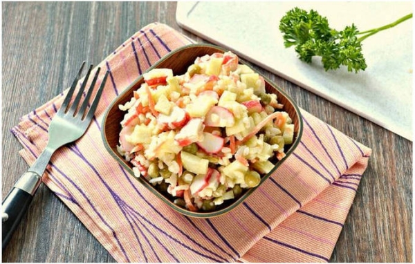 Крабовый салат с соленым огурцом – кулинарный рецепт