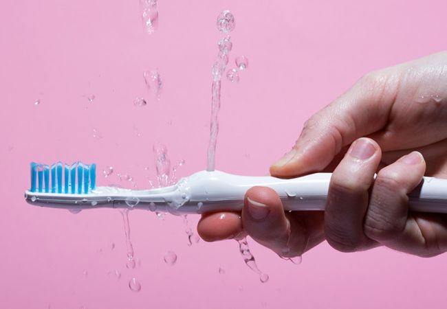Уход за зубами — зубная щетка и паста, ополаскиватель для полости рта