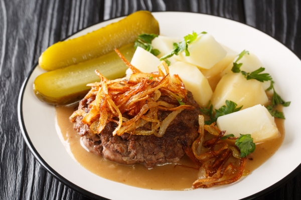 Полноценный обед за 30 минут: говяжьи котлеты с карамелизированным луком и картофелем