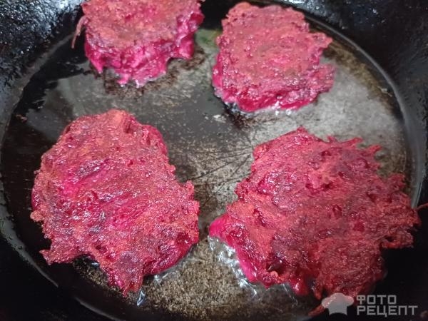 Рецепт: Драники из свеклы с яблоком - Сладкие.
