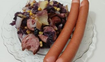 Рецепт: Краснокочанная капуста по-чешски — С краковской колбасой и яблоками, рецепты из красной капусты.