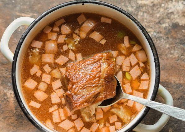 Солянка с колбасой, солеными огурцами и картошкой классическая