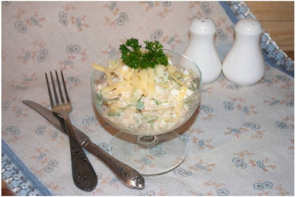Салат с тунцом, яйцом и огурцом
