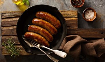 Не только на мангале: готовим колбаски на сковороде и в духовке