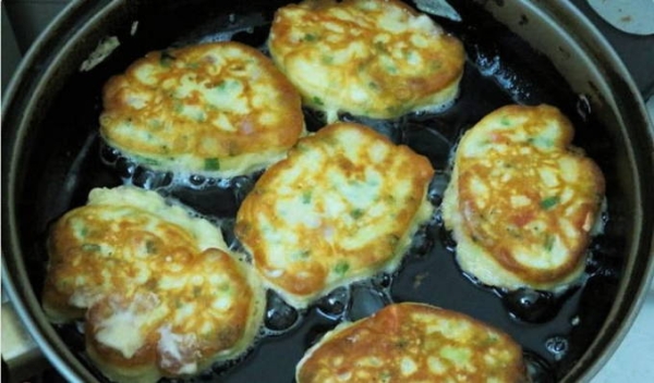 Ленивые пирожки с луком и яйцом на кефире на сковороде