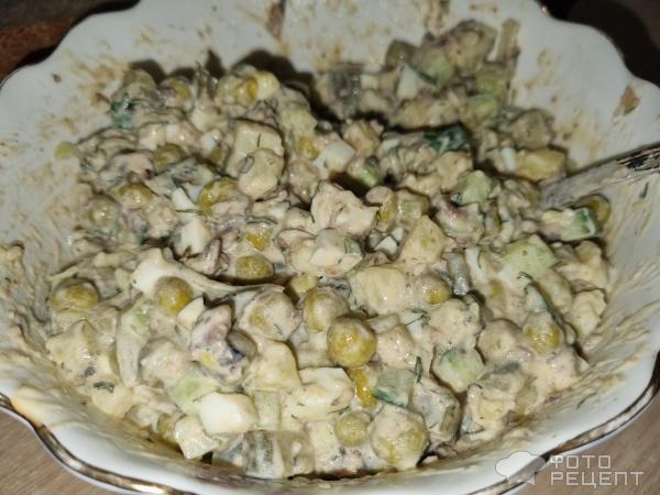 Рецепт: Салат со шпротами - С зеленым горошком и маринованными огурцами