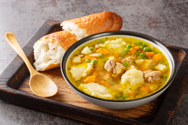 Традиции – это вкусно: как приготовить особый суп с куриными голенями и галушками