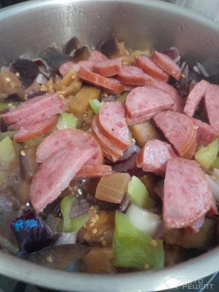 Рецепт: Теплый салат с копченостями - С краковской колбасой и сыром фета.