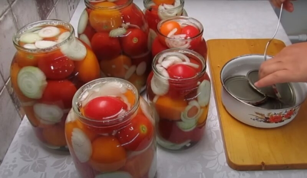 Сладкие помидоры с луком. Лучший рецепт консервации на зиму
