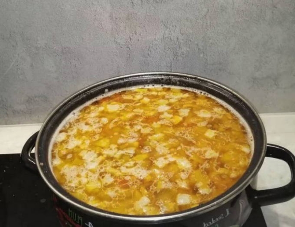 Солянка с колбасой, солеными огурцами и картошкой классическая