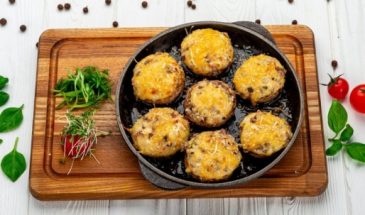 Фаршированные шампиньоны: топ-3 рецепта вкусной и простой закуски